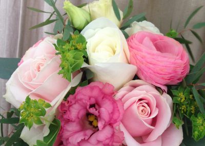 Söt brudbukett med rosa och vita blommor