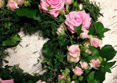 Begravningskrans med bas av rosor och murgröna